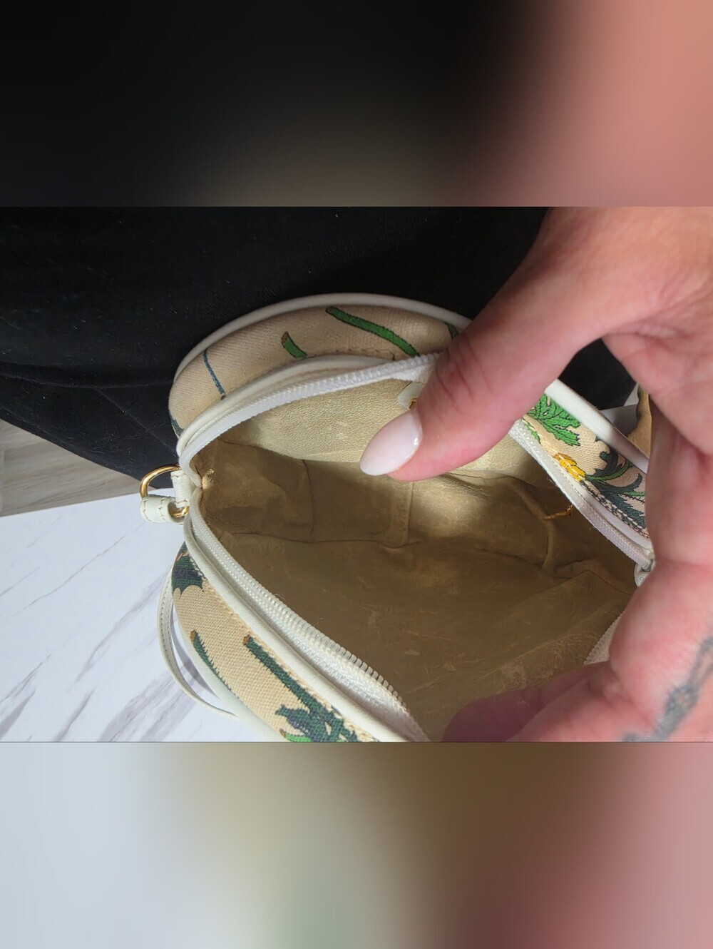 Gucci Floral Round Crossbody Bag in Ivory - Picture 10 of 11